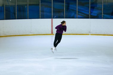 Buz üstünde artistik patenci kız.