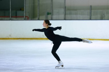 Buz üstünde artistik patenci kız.