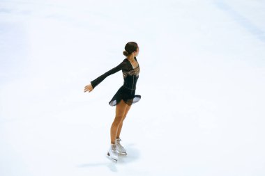 Buz üstünde artistik patenci kız.