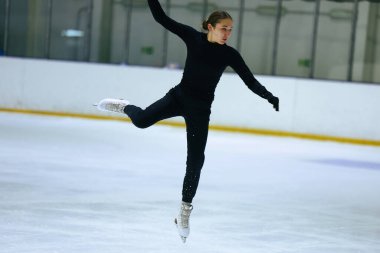 Buz üstünde artistik patenci kız.