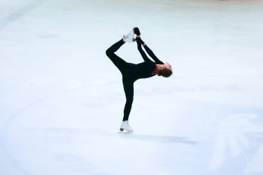 Buz üstünde artistik patenci kız.