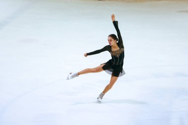 Buz üstünde artistik patenci kız.