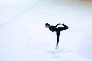 Buz üstünde artistik patenci kız.