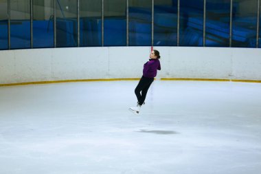 Buz üstünde artistik patenci kız.