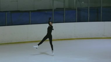 Buz üstünde artistik patenci kız.