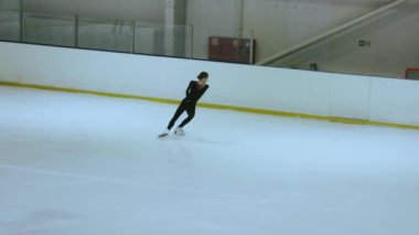 Buz üstünde artistik patenci kız.