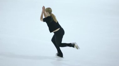 Buz üstünde artistik patenci kız.