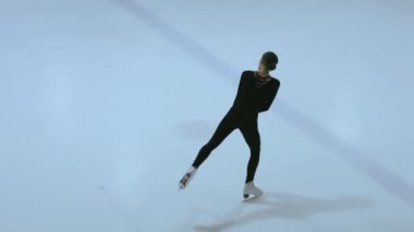 Buz üstünde artistik patenci kız.