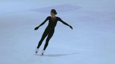 Buz üstünde artistik patenci kız.