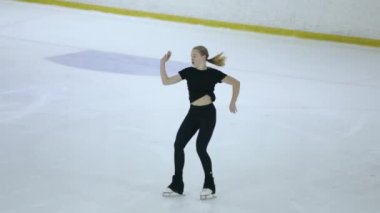 Buz üstünde artistik patenci kız.