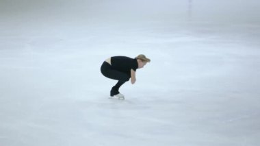 Buz üstünde artistik patenci kız.