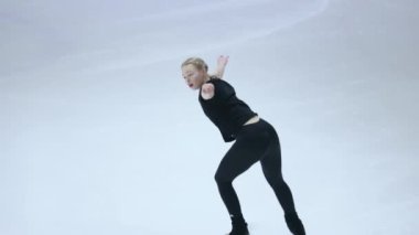 Buz üstünde artistik patenci kız.