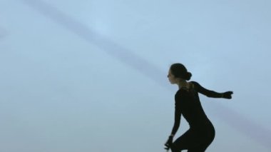 Buz üstünde artistik patenci kız.