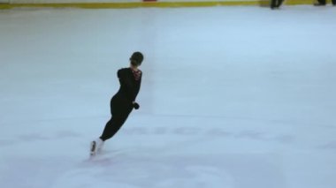 Buz üstünde artistik patenci kız.