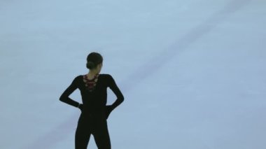 Buz üstünde artistik patenci kız.