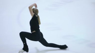 Buz üstünde artistik patenci kız.