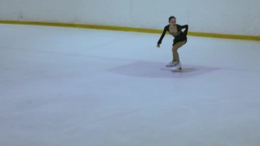 Buz üstünde artistik patenci kız.