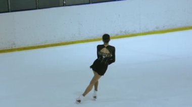 Buz üstünde artistik patenci kız.