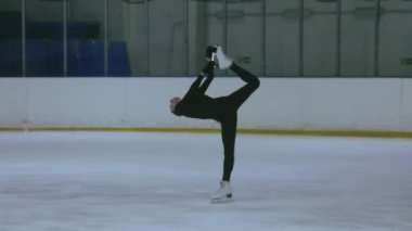 Buz üstünde artistik patenci kız.