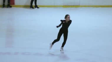 Buz üstünde artistik patenci kız.