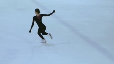 Buz üstünde artistik patenci kız.