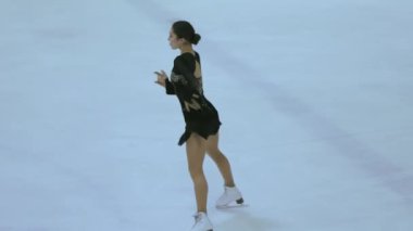 Buz üstünde artistik patenci kız.