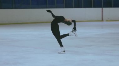 Buz üstünde artistik patenci kız.