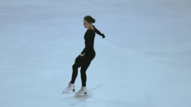 Buz üstünde artistik patenci kız.