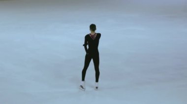 Buz üstünde artistik patenci kız.