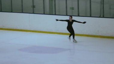 Buz üstünde artistik patenci kız.