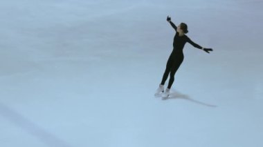 Buz üstünde artistik patenci kız.