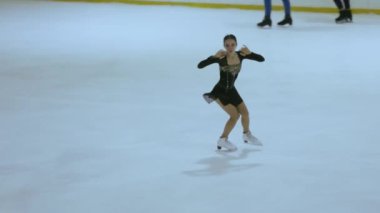 Buz üstünde artistik patenci kız.