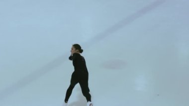 Buz üstünde artistik patenci kız.