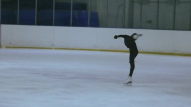 Buz üstünde artistik patenci kız.