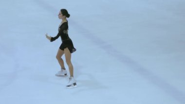 Buz üstünde artistik patenci kız.