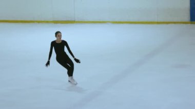 Buz üstünde artistik patenci kız.