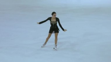 Buz üstünde artistik patenci kız.