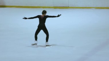 Buz üstünde artistik patenci kız.