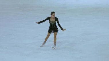 Buz üstünde artistik patenci kız.
