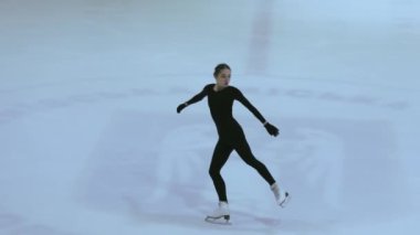 Buz üstünde artistik patenci kız.