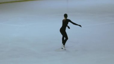 Buz üstünde artistik patenci kız.