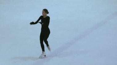 Buz üstünde artistik patenci kız.