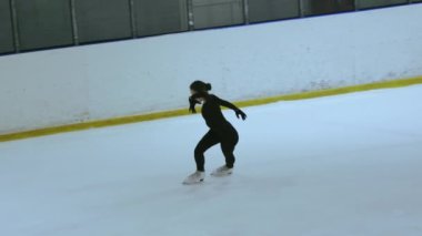 Buz üstünde artistik patenci kız.