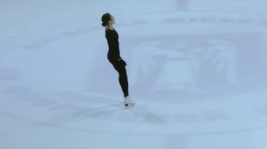 Buz üstünde artistik patenci kız.