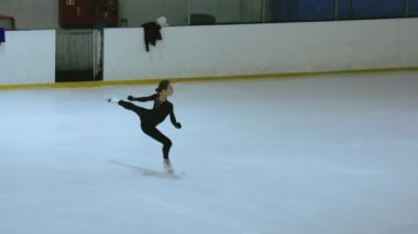 Buz üstünde artistik patenci kız.