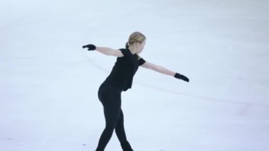 Buz üstünde artistik patenci kız.