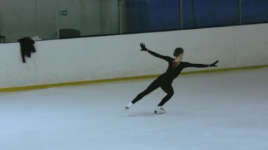 Buz üstünde artistik patenci kız.