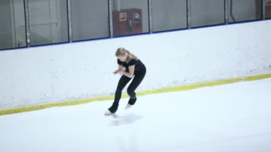 Buz üstünde artistik patenci kız.