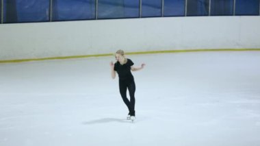 Buz üstünde artistik patenci kız.