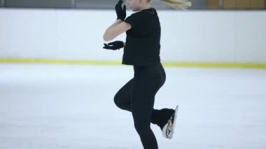 Buz üstünde artistik patenci kız.